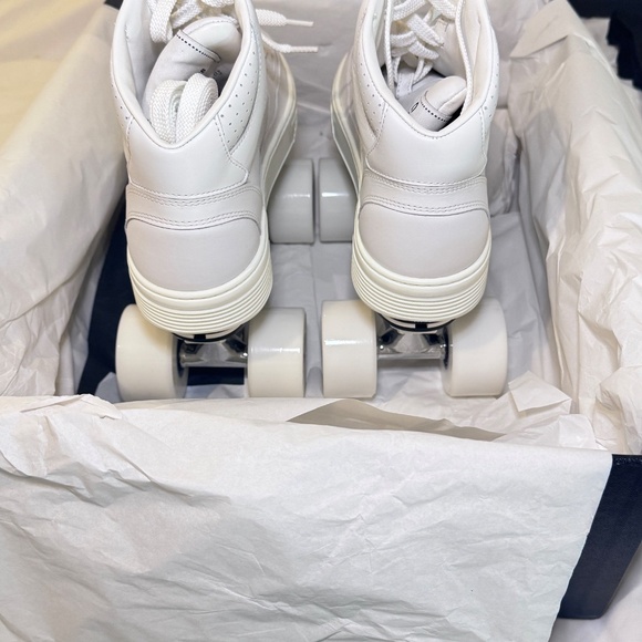 CHANEL 24C White CC Hightop Roller skates Complete Set Size 38 - Picture 9 of 16
